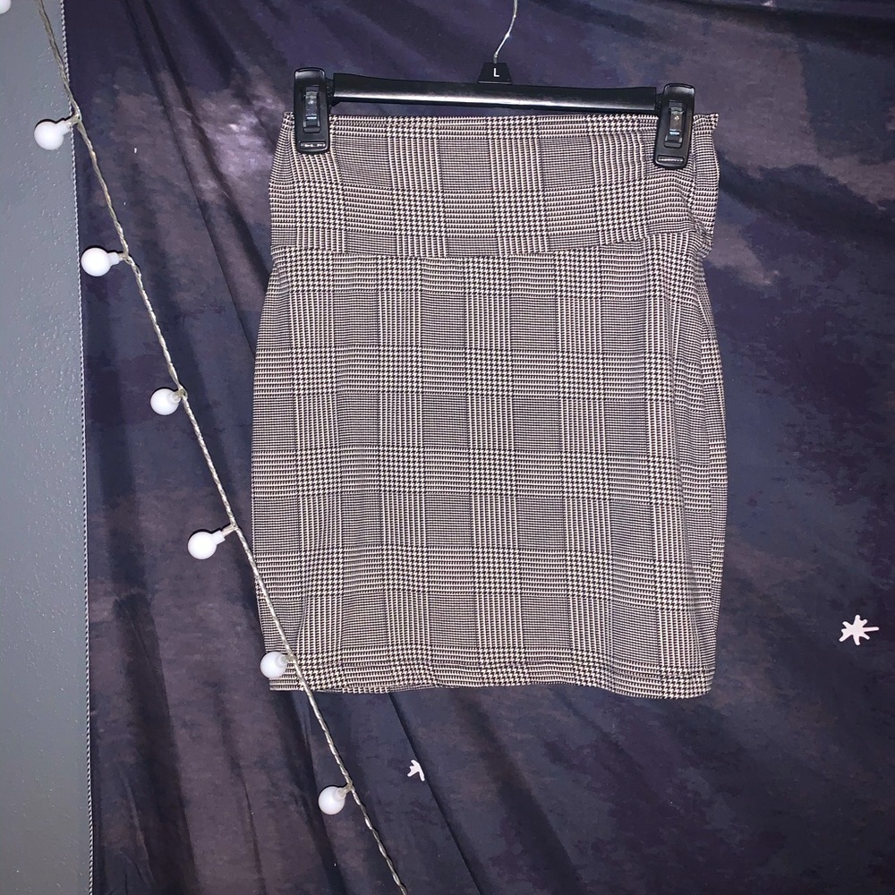 Beautiful skirt! With free mystery item included.